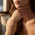 VALERIA Moissanit Armband 14K Gold – elegantes Damen Goldarmband mit Moissanit Steinen, in warmem Sonnenlicht getragen, Uniqal