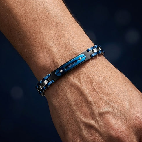CATENA uniqal elegantes Armband am Handgelenk getragen mit luxuriöser Kombination aus Silber, Schwarz und elektrisierendem Blau