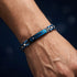CATENA uniqal elegantes Armband am Handgelenk getragen mit luxuriöser Kombination aus Silber, Schwarz und elektrisierendem Blau