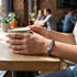 Eternak blue Uniqal Lederarmband mit Infinity-Symbol-Gravierbar als Modeaccessoire in realer Umgebung