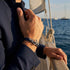 Herren Ankerarmband aus blauem Leder und Segeltau im maritimen Stil am Meer getragen