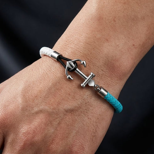 Herren Ankerarmband mit Edelstahl Anker, blauem und weißem Segeltau am Handgelenk getragen