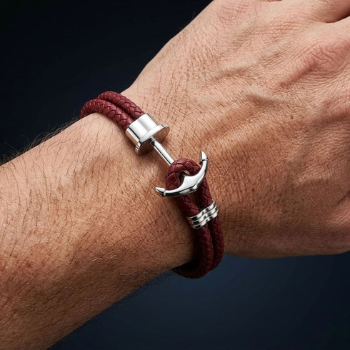 Herren Ankerarmband mit bordeauxfarbenem Leder und Edelstahl Anker am Handgelenk im maritimen Stil
