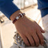 Herren Ankerarmband mit bordeauxfarbenem Leder und Edelstahl Anker im maritimen Stil am Handgelenk