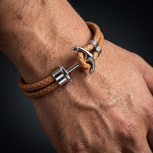 Detailaufnahme eines Herren Ankerarmbands mit braunem Leder, Edelstahl Anker und maritimem Design am Handgelenk