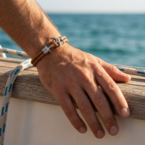 Herren Ankerarmband mit braunem Leder und Edelstahl Anker beim Tragen auf einem Boot am Meer
