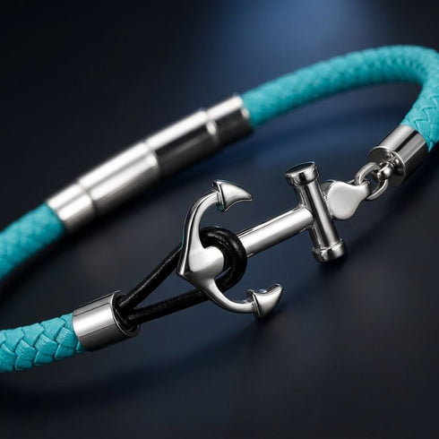 Detailaufnahme eines Herren Ankerarmbands mit Edelstahl Anker und blauem Segeltau