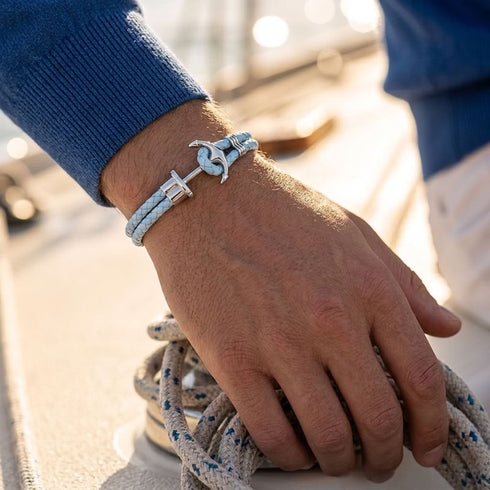 Herren Ankerarmband mit hellblauem Leder und Edelstahl Anker im maritimen Stil am Handgelenk