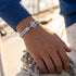Herren Ankerarmband mit hellblauem Leder und Edelstahl Anker im maritimen Stil am Handgelenk
