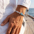 Maritimes Ankerarmband für Herren aus blau weißem Segeltau mit Edelstahl Anker getragen