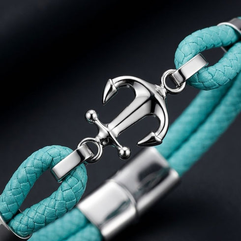Detailaufnahme eines Herren Ankerarmbands mit glänzendem Edelstahl Anker und türkisfarbenem Segeltau