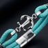 Detailaufnahme eines Herren Ankerarmbands mit glänzendem Edelstahl Anker und türkisfarbenem Segeltau