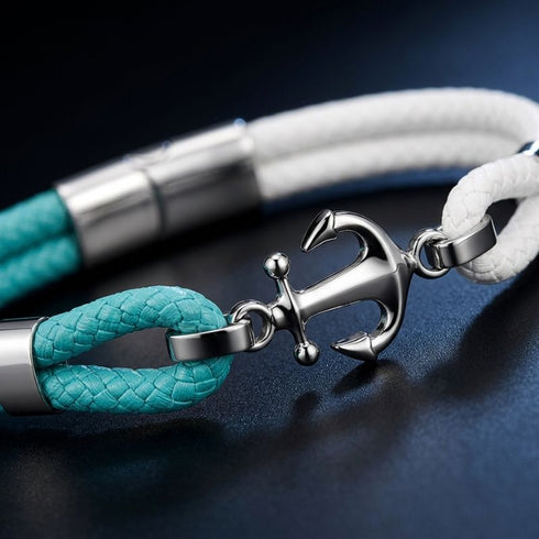 Detailaufnahme eines Herren Ankerarmbands mit glänzendem Edelstahl Anker und türkis weißem Segeltau