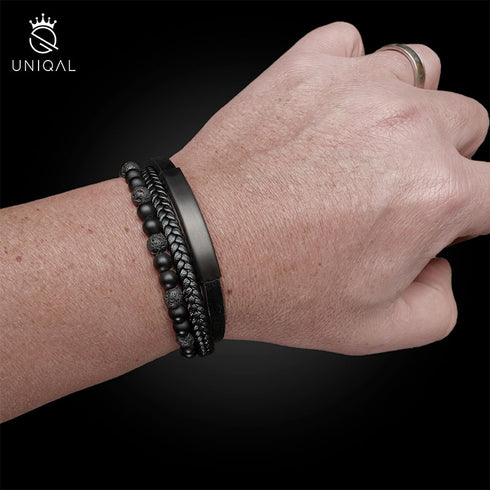 Detailaufnahme des J'ADORE LAVA Armbands mit Lavasteinen, Leder und personalisierbarem Verschluss.