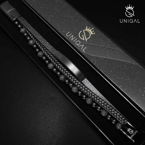 Nahaufnahme des Armbands, die die Struktur der Lavasteine und das geflochtene Leder betont.