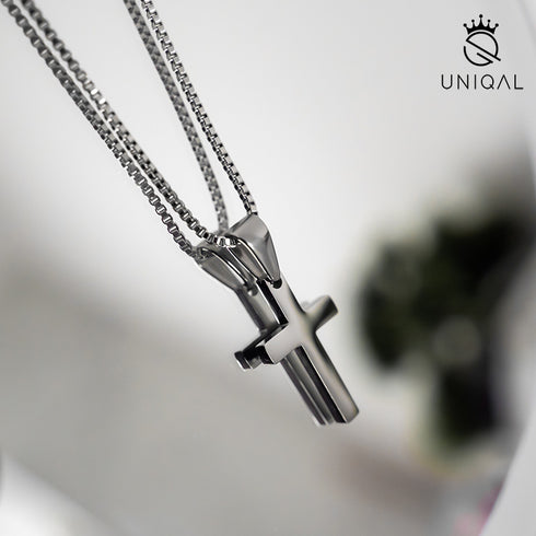 Silberne Kreuzkette aus Edelstahl, Nahaufnahme der feinen Gliederkette uniqal