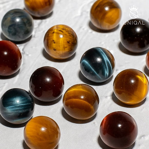 Nahaufnahme eines verstellbaren Uniqal Armbands mit echten Naturstein-Perlen in verschiedenen Farbtönen – detailreich, glänzende Oberfläche, handgefertigte Qualität.