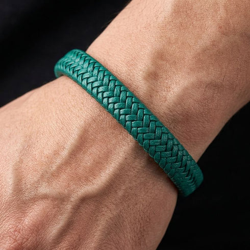 Geflochtenes grünes Lederarmband für Herren am Handgelenk getragen