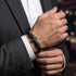 Geflochtenes Herrenarmband aus schwarzem Leder mit Kreuz Motiv und hochwertigem Edelstahl Verschluss