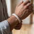 Geflochtenes weißes Lederarmband für Herren mit hochwertiger Verarbeitung am Handgelenk