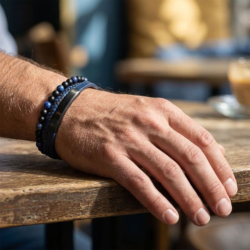 Individuell gravierbares Herrenarmband aus Leder mit blauen Naturstein Perlen und modernem Design