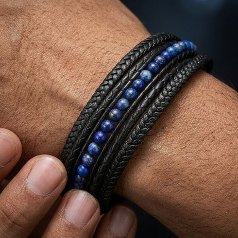Individuell gravierbares Lederarmband für Herren mit blauen Naturstein Perlen und geflochtenem Design