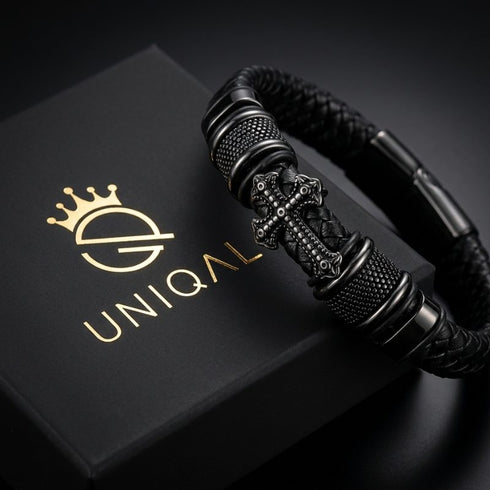 Individuell gravierbares Herrenarmband aus Leder mit Kreuz Motiv und modernem Design