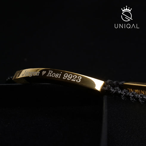 Goldene Edelstahlplatte mit UNIQAL Signatur an schlichtem Armband, hochwertig verarbeitet und zeitlos