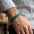 Grünes Herren Lederarmband als modernes Alltagsaccessoire mit geflochtenem Design
