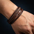 Elegantes braunes Herren Lederarmband mit geflochtenen Details und modernem mehrreihigem Stil