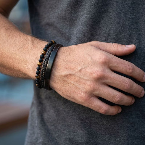 Braunes Herren Lederarmband mit Tigerauge Naturstein Perlen und schwarzem Edelstahl Element im modernen Casual Look getragen