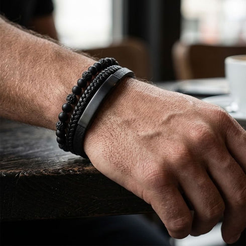 Schwarzes Herren Lederarmband mit Lava Naturstein Perlen und Edelstahl Element im modernen Casual Look getragen