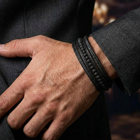 Elegantes schwarzes Herren Lederarmband mit Lavastein Perlen im Business Look am Handgelenk getragen