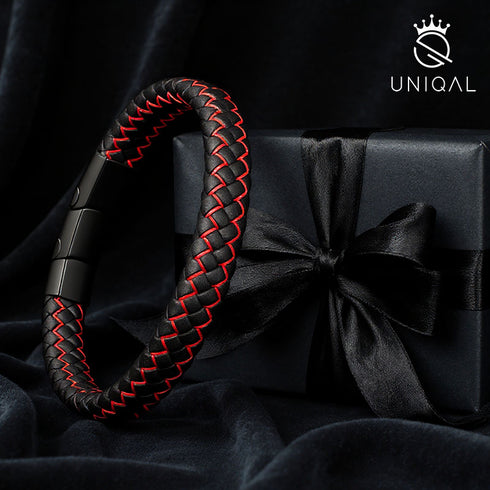 Uniqal FIRE Armband auf schwarzer Geschenkbox – edles Präsent für starke Persönlichkeiten, perfekt für Jubiläum, Geburtstag oder Valentinstag.