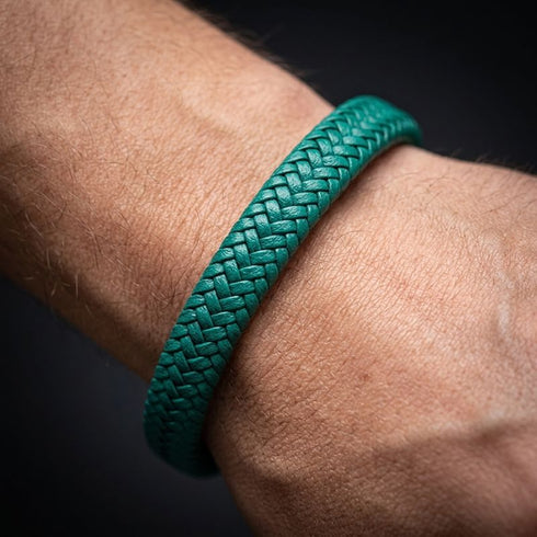 Geflochtenes grünes Herrenarmband aus Leder mit elegantem minimalistischen Design