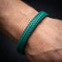 Geflochtenes grünes Herrenarmband aus Leder mit elegantem minimalistischen Design