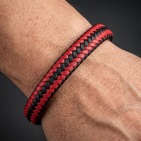 BLOODY MARY Geflochtenes rot schwarzes Herrenarmband aus Leder mit modernem sportlichem Design gravierbar Uniqal