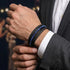 Herren Lederarmband in Schwarz mit blauen Steinperlen passend zum eleganten Anzug getragen