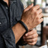Elegantes schwarzes Lederarmband für Herren im Casual Stil mit geflochtener Struktur