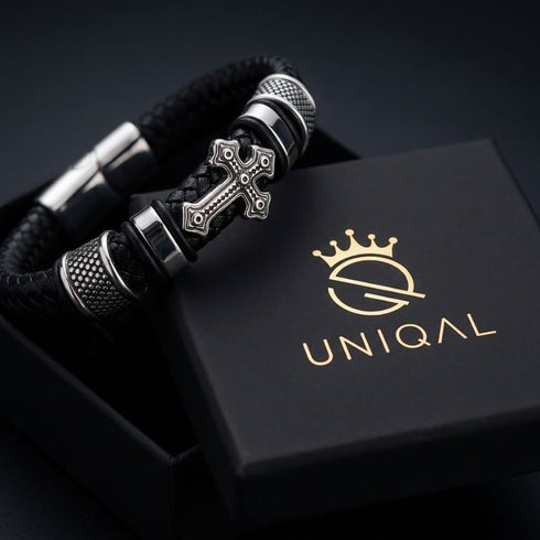 Elegantes schwarzes Lederarmband für Herren mit Kreuz Anhänger und modernem Edelstahl Design
