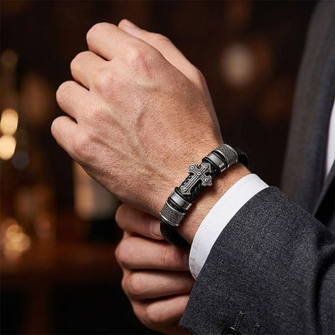 Herren Lederarmband in Schwarz mit Kreuz Anhänger und Edelstahl Details im lässigen Stil getragen