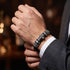 Herren Lederarmband in Schwarz mit Kreuz Anhänger und Edelstahl Details im lässigen Stil getragen