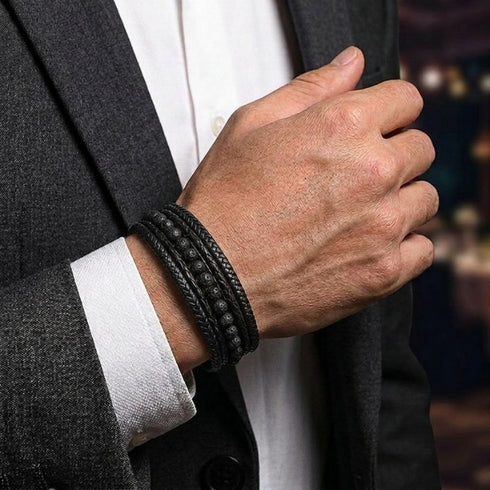 Modernes schwarzes Herrenarmband aus Leder mit Lavastein Perlen für einen eleganten Männer Stil