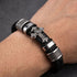 Modernes schwarzes Lederarmband für Herren mit Kreuz Anhänger und geflochtenem Leder Design