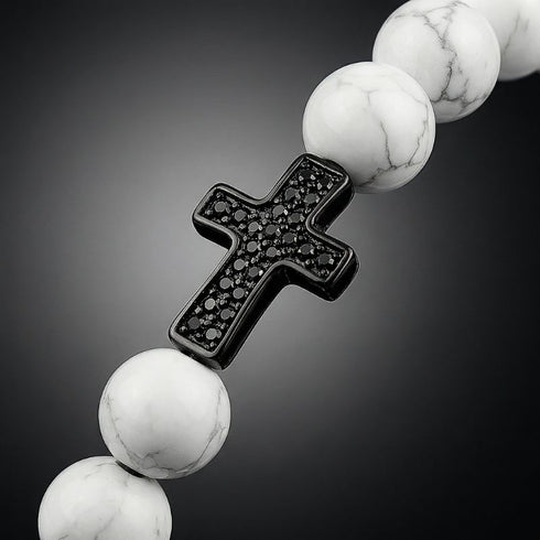 White Howlite Edelsteinarmband mit Kreuzdetail – grafischer Akzent, ruhige Präsenz