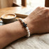 White Howlite Armband mit schwarzem Edelstahlkreuz – harmonische Balance, Makramee-Verschluss