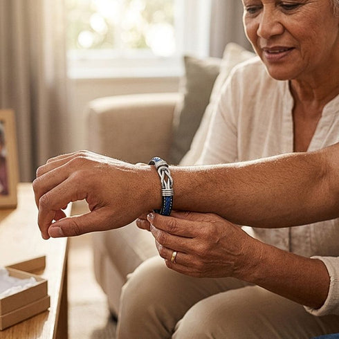 Blau-schwarzes Lederarmband am Handgelenk im Freien bei natürlichem Licht Mutter Souh Verbindung Beziehung Geschenk