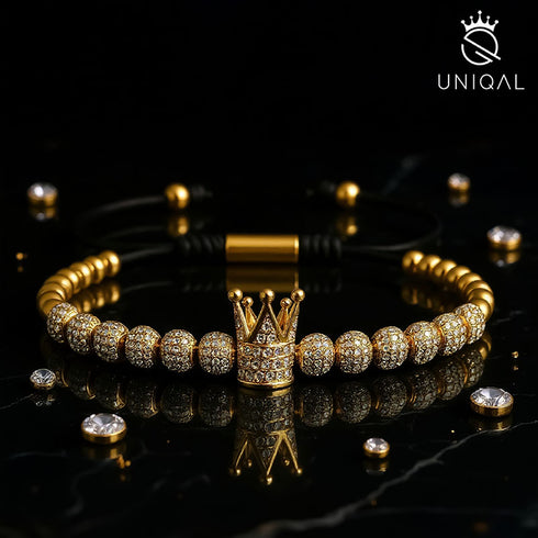 Crown King Armband Gold – Premium Schmuckstück mit Kristallkrone, edel beleuchtet auf schwarzem Hintergrund. Ausdruck von Luxus und Eleganz.