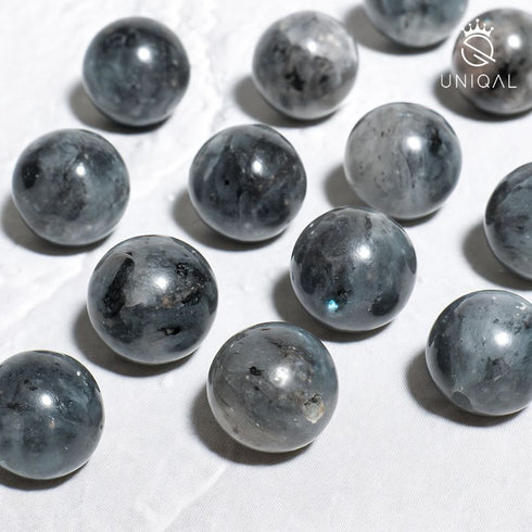 Nahaufnahme eines verstellbaren Uniqal Armbands mit echten Naturstein-Perlen in verschiedenen Farbtönen – detailreich, glänzende Oberfläche, handgefertigte Qualität.