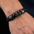 Uniqal ACE OF SPADES BLACK Lederarmband mit Spades-Design am Handgelenk getragen, maskuliner Look